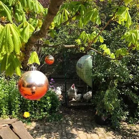 Сasa de vacaciones Pretty Half-timbered On Romantic Yard *