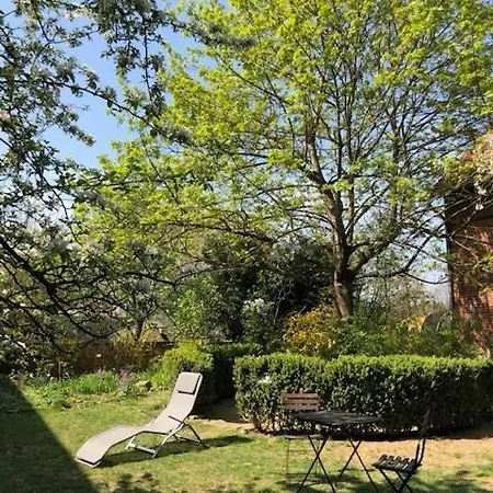 Pretty Half-timbered On Romantic Yard Сasa de vacaciones